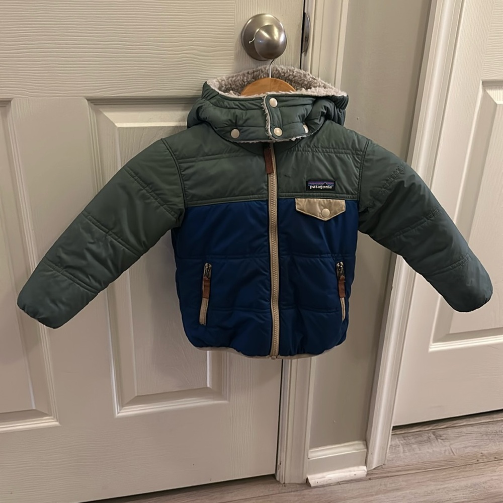 PATAGONIA JACKET. TODDLER SIZE 3T. EXCELLENT CONDITION. NON SMOKING HOUSEHOLD.